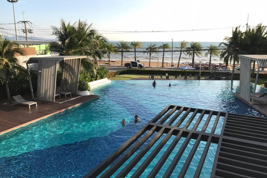 Relaxing Beachfront Suite Jomtien Beach Esterno foto